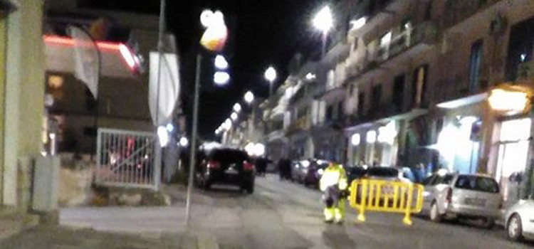 Chiusa strada per nuova attivià, protesta sui social