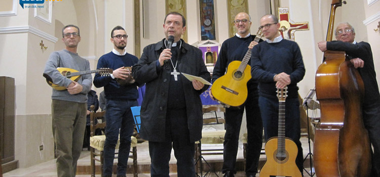 “Noci mia”, il saluto in musica de Gli Amici del Plettro a Mons. Intini