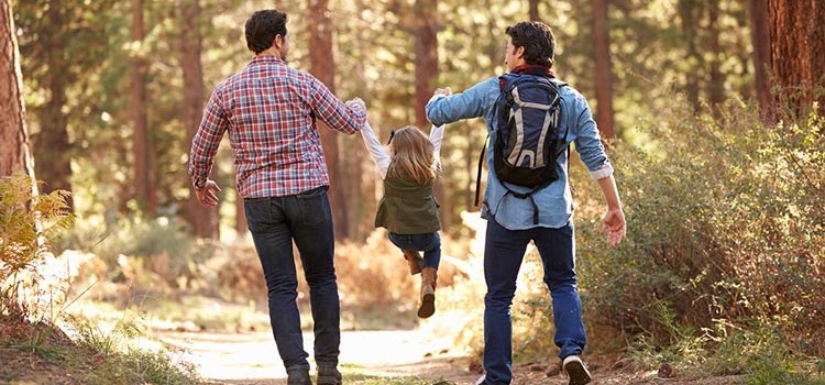 Due papà o due mamme: la sentenza romana accende la speranza