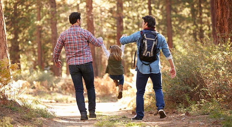 Due papà o due mamme: la sentenza romana accende la speranza