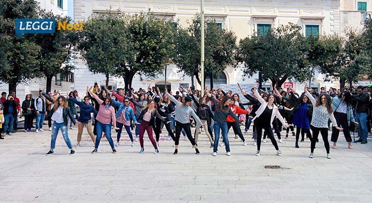 Flash mob, a Noci si balla sulle note di “All night” Flash mob, a Noci si balla sulle note di “All night”