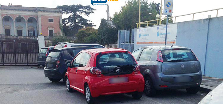 Posti auto per disabili, parcheggio selvaggio in prossimità delle scuole