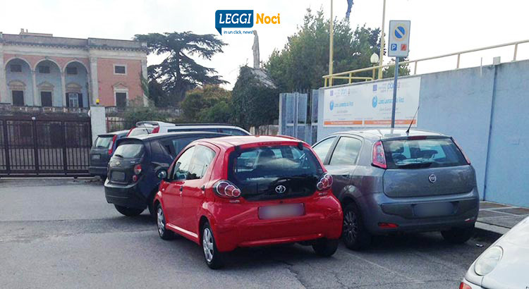 Posti auto per disabili, parcheggio selvaggio in prossimità delle scuole
