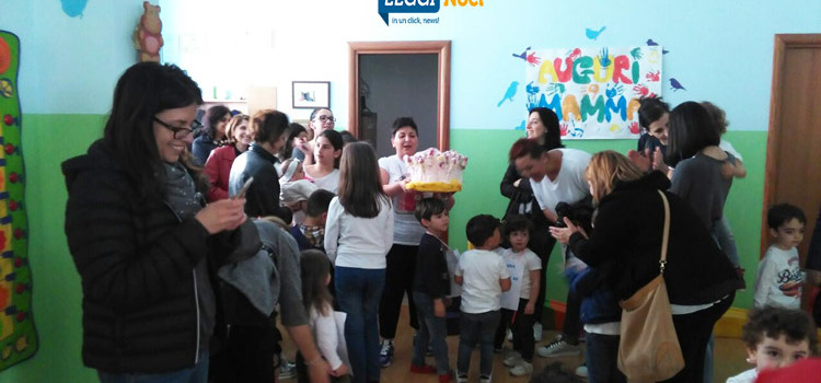 Festa in ludoteca: i bambini omaggiano le mamme
