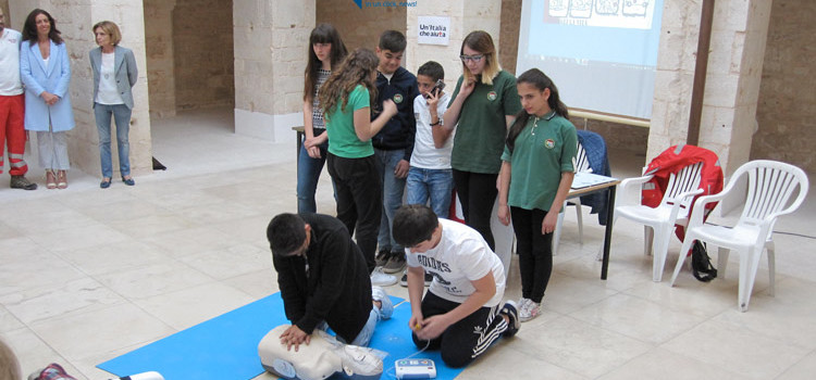 A scuola di primo soccorso, alunni alle prese con manovre salvavita