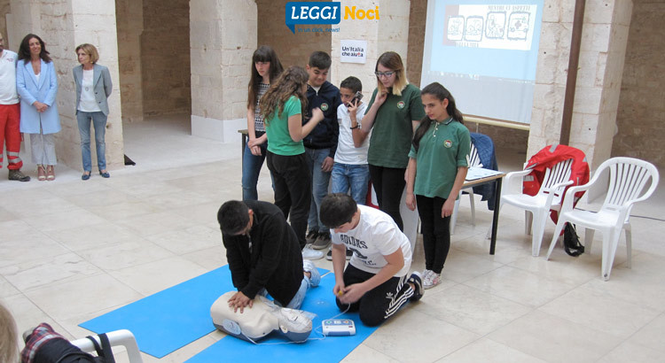 A scuola di primo soccorso, alunni alle prese con manovre salvavita