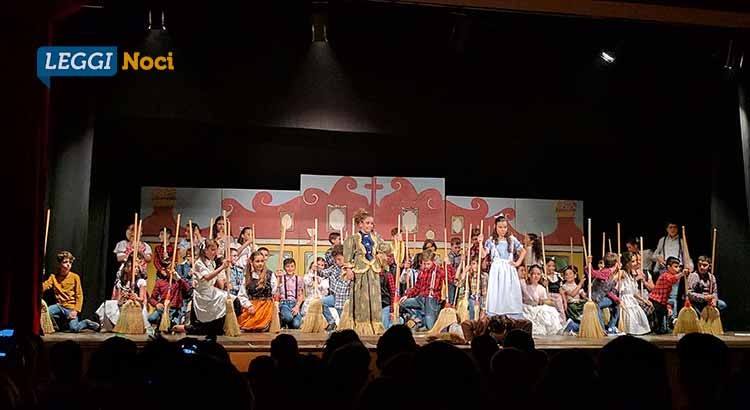 Le quinte della scuola Cappuccini concludono l’anno scolastico con il musical “Aggiungi un posto a Tavola” Le quinte della scuola Cappuccini concludono l’anno scolastico con il musical “Aggiungi un posto a Tavola”