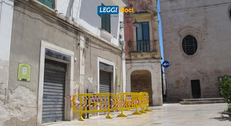 Piazza Plebiscito, piovono calcinacci