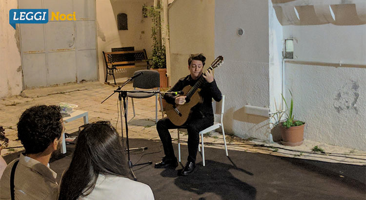 Gian Marco Ciampa incanta Noci con la sua chitarra Gian Marco Ciampa incanta Noci con la sua chitarra