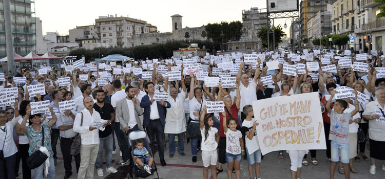 Difesa ospedale di Putignano, in migliaia partecipano al corteo