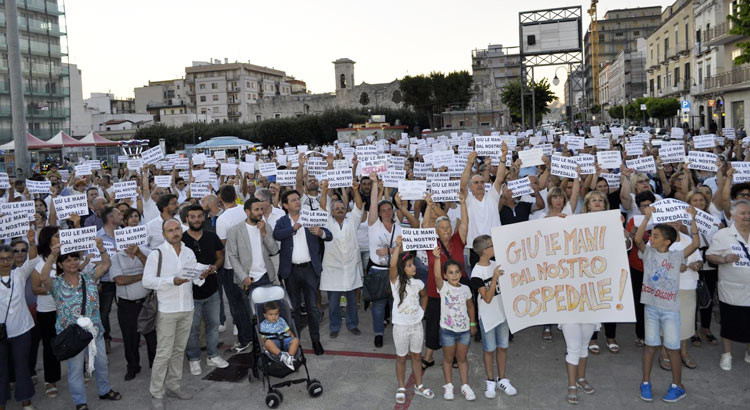 Difesa ospedale di Putignano, in migliaia partecipano al corteo
