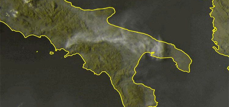 Incendio sul Vesuvio: la nube di fumo arriva anche a Noci