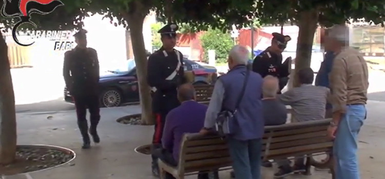 Derubava gli anziani con “il filo di banca”, arrestato