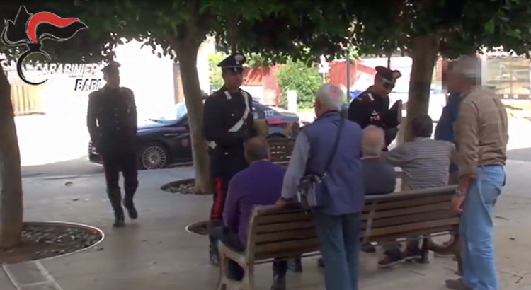 Derubava gli anziani con “il filo di banca”, arrestato