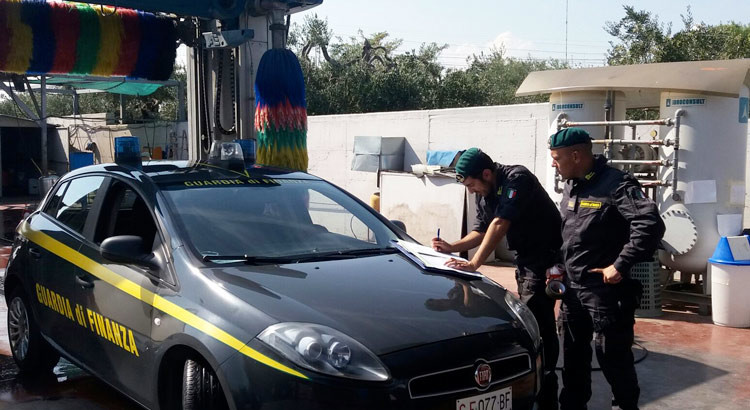 Controlli agli autolavaggi, denunziati 14 soggetti a Bari e provincia Controlli agli autolavaggi, denunziati 14 soggetti a Bari e provincia
