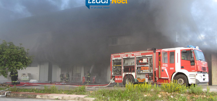 Fiamme nella zona industriale, brucia deposito