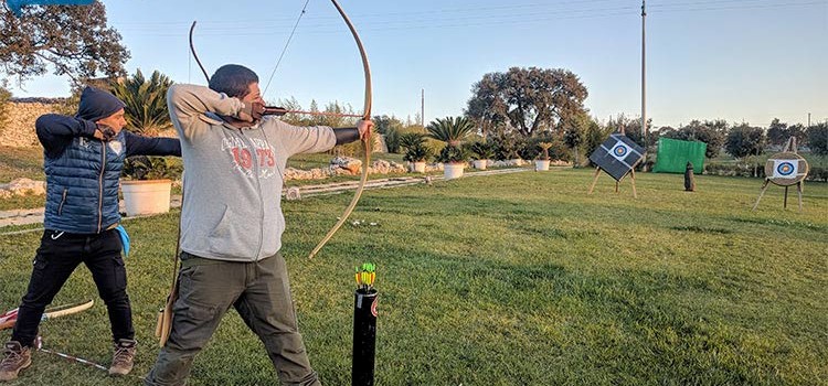 I nocesi si avvicinano al tiro con l’arco