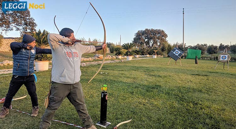 I nocesi si avvicinano al tiro con l’arco