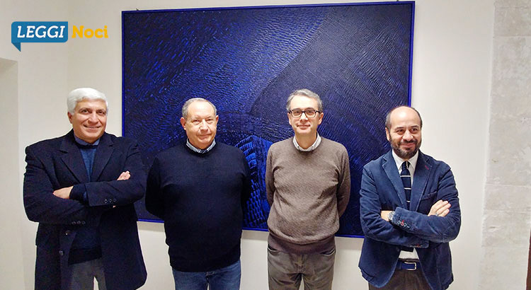 Carlo Vicenti dona un’opera della serie “Correnti” alla Biblioteca di Noci