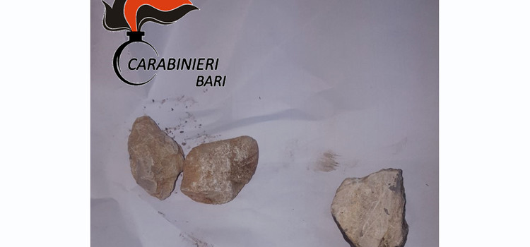 Lanciano sassi dal cavalcavia della SS100, arrestati due giovanissimi