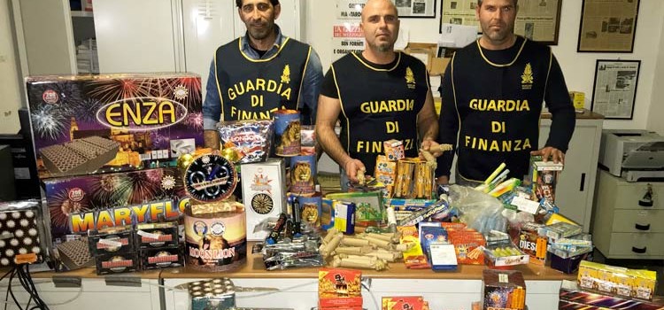 Mezza tonnellata di fuochi pirotecnici in centro, una denuncia
