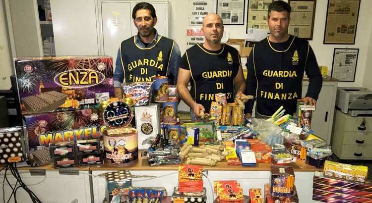 Mezza tonnellata di fuochi pirotecnici in centro, una denuncia