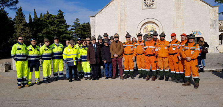 Arrivano nuovi automezzi, festa ANA in abbazia Arrivano nuovi automezzi, festa ANA in abbazia