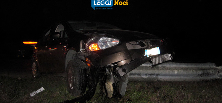 Punto finisce su guardrail