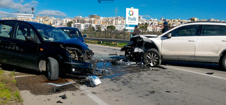Scontro a tre alle porte di Putignano, grave nocese