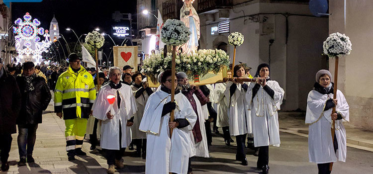 Mons. Intini omaggia Nostra Signora di Lourdes Mons. Intini omaggia Nostra Signora di Lourdes