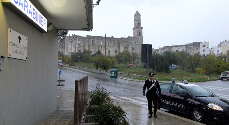 Scappa “all’alt” dei Carabinieri con auto rubata, arrestato Scappa “all’alt” dei Carabinieri con auto rubata, arrestato