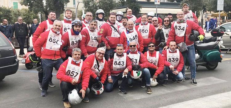 Uno “sciame” di Vespa invade Piazza Garibaldi