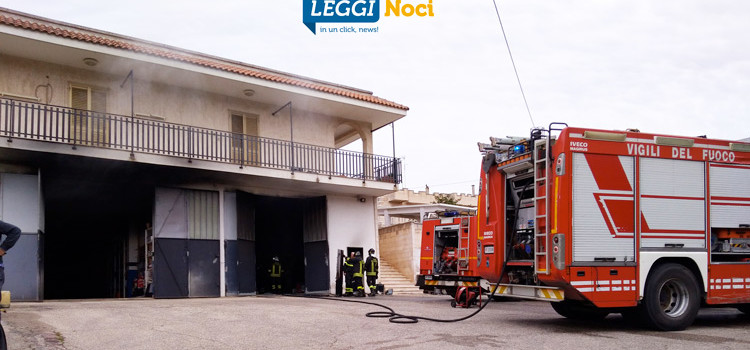 A fuoco ricovero per autobus