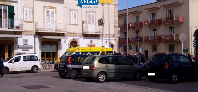 Investita mentre attraversa la strada