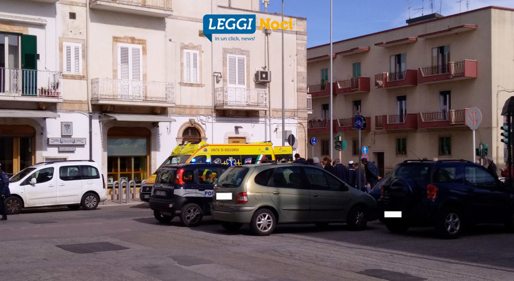 Investita mentre attraversa la strada