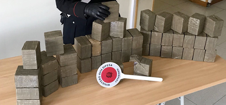 In auto con 47Kg di hashish, arrestato pregiudicato tarantino