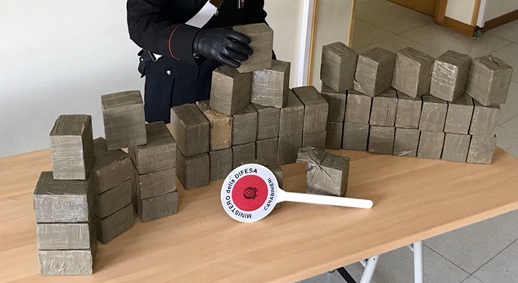 In auto con 47Kg di hashish, arrestato pregiudicato tarantino