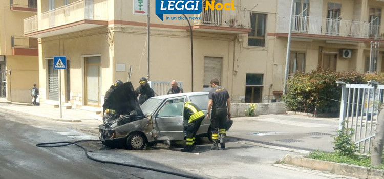 Auto brucia in via Siciliani Auto brucia in via Siciliani
