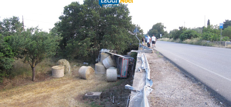 Incidente sulla Noci-Mottola, camion sfonda guard-rail e precipita ribaltandosi