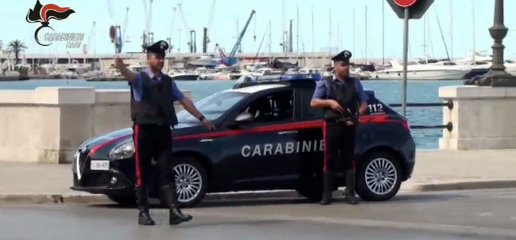 Georgiano arrestato per rapina negozio di abbigliamento