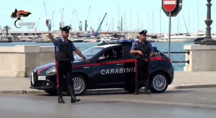 Georgiano arrestato per rapina negozio di abbigliamento