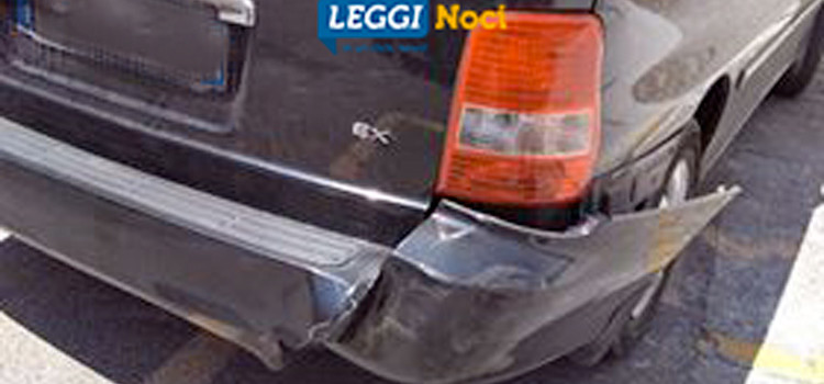 Tampona auto e scappa, caccia a guidatore maldestro