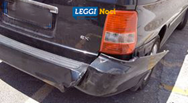 Tampona auto e scappa, caccia a guidatore maldestro Tampona auto e scappa, caccia a guidatore maldestro