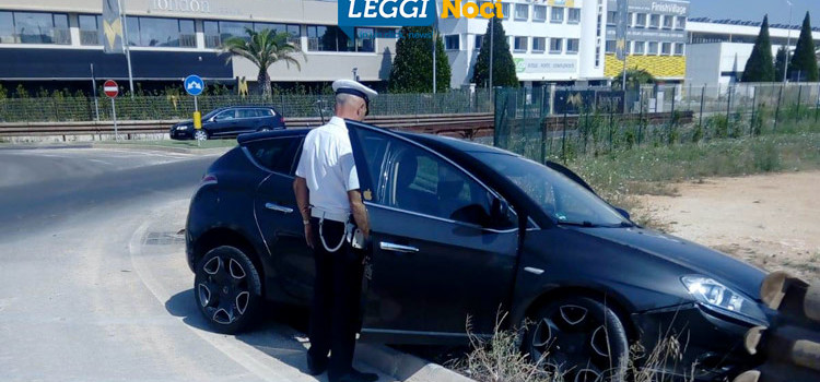 Tenta truffa dello specchietto e si schianta su rondò