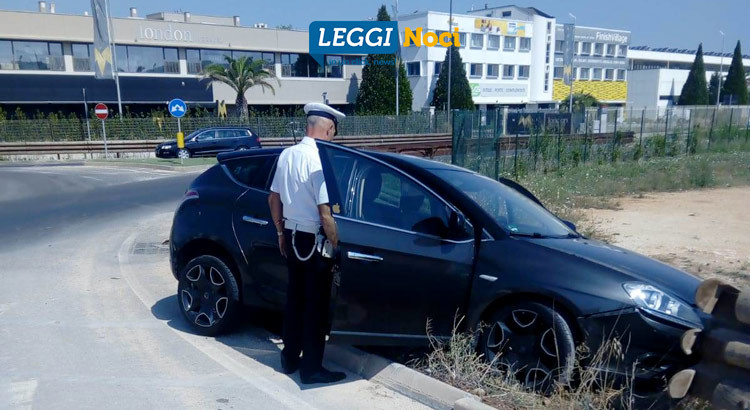 Tenta truffa dello specchietto e si schianta su rondò