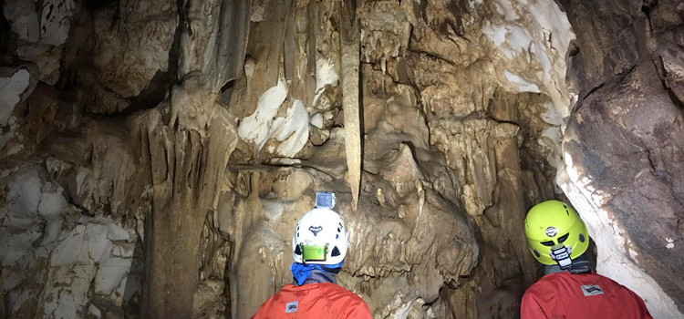 Gli speleologi del gruppo GASP! esplorano la grotta “Rotolo”, la più profonda della Puglia