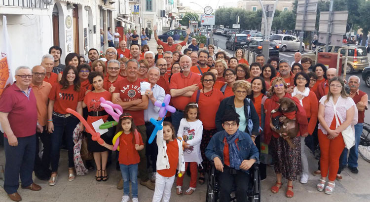 Una maglietta rossa per un’accoglienza capace di coniugare sicurezza e solidarietà