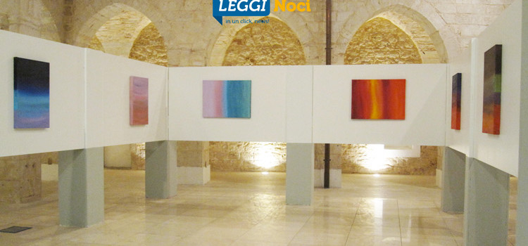 Le “Frequenze” di Vicenti colorano il Chiostro delle Clarisse Le “Frequenze” di Vicenti colorano il Chiostro delle Clarisse