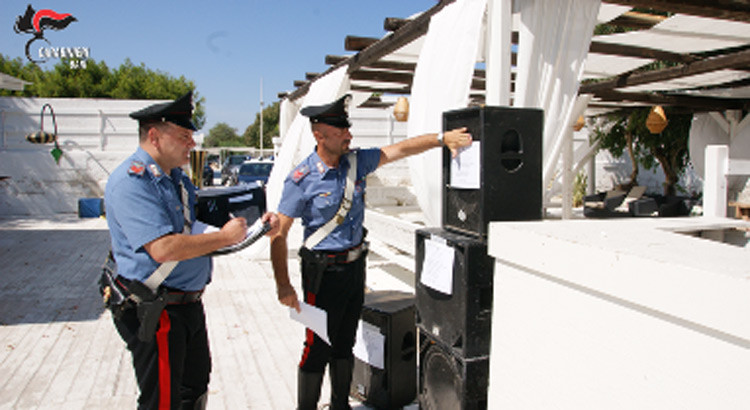 Musica troppo alta, Carabinieri appongono i sigilli a due locali della movida Musica troppo alta, Carabinieri appongono i sigilli a due locali della movida