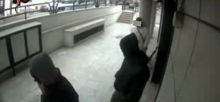 Rapinò supermercato assieme ad un complice, arrestato